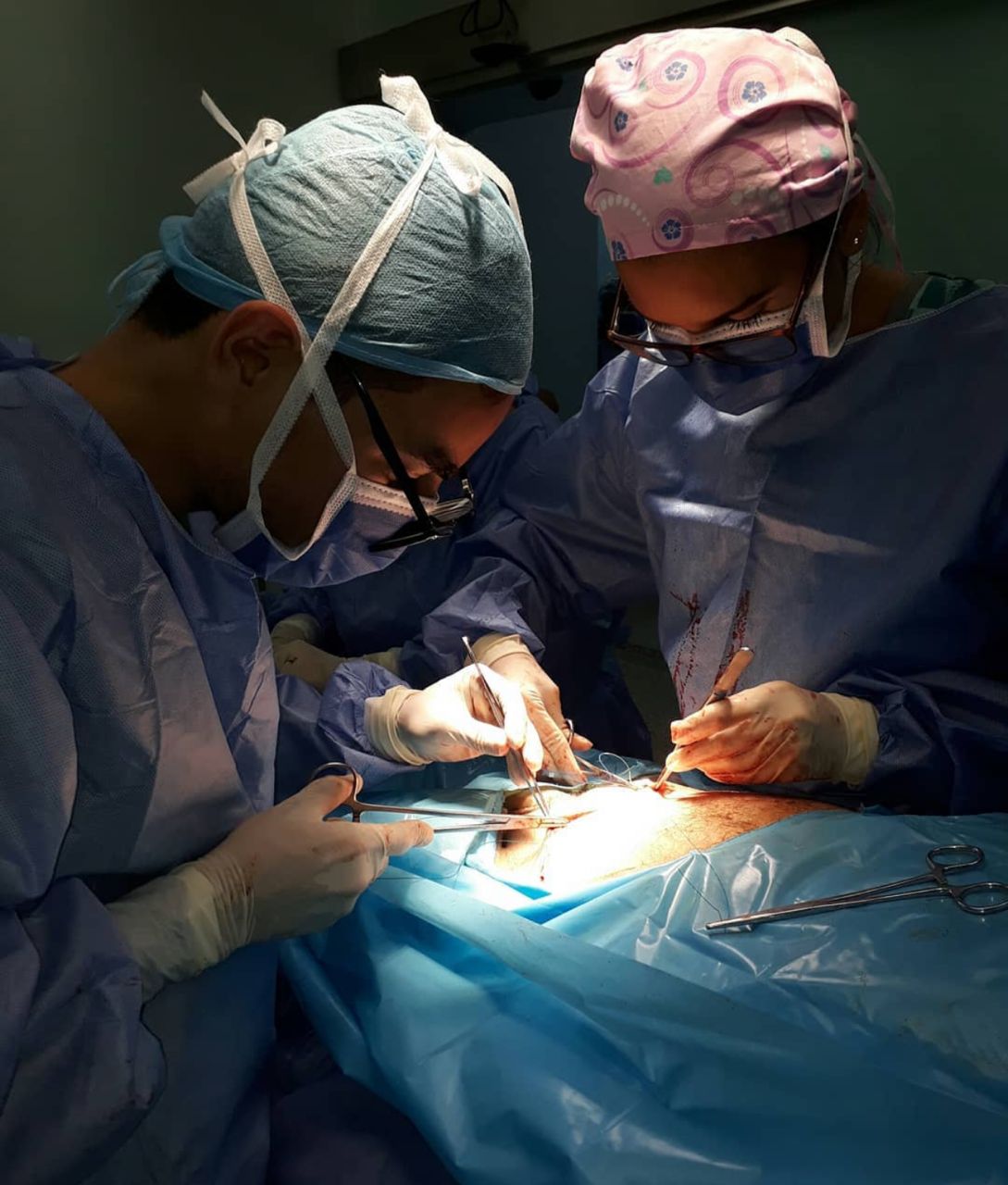 Foto de Wilander y Dayana como estudiantes de medicina